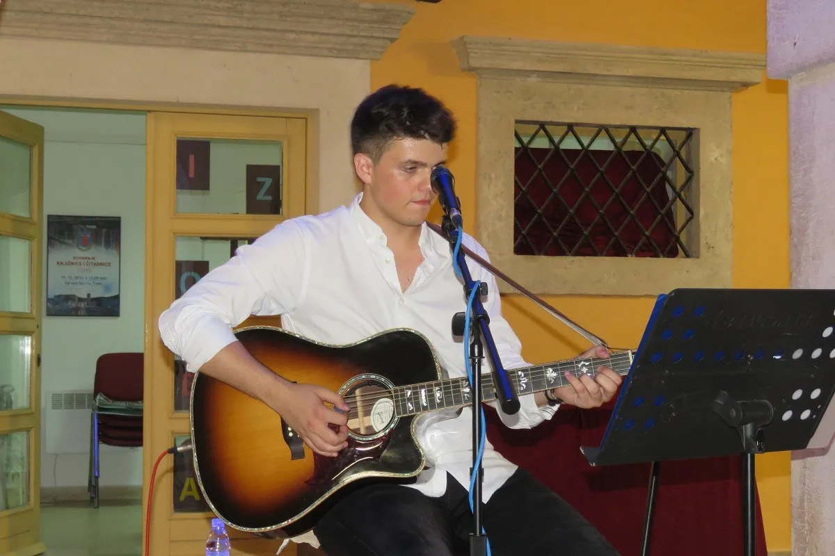 David Antonio Perina dodatno zagrijao pregrijani atrij palače Katunarić!