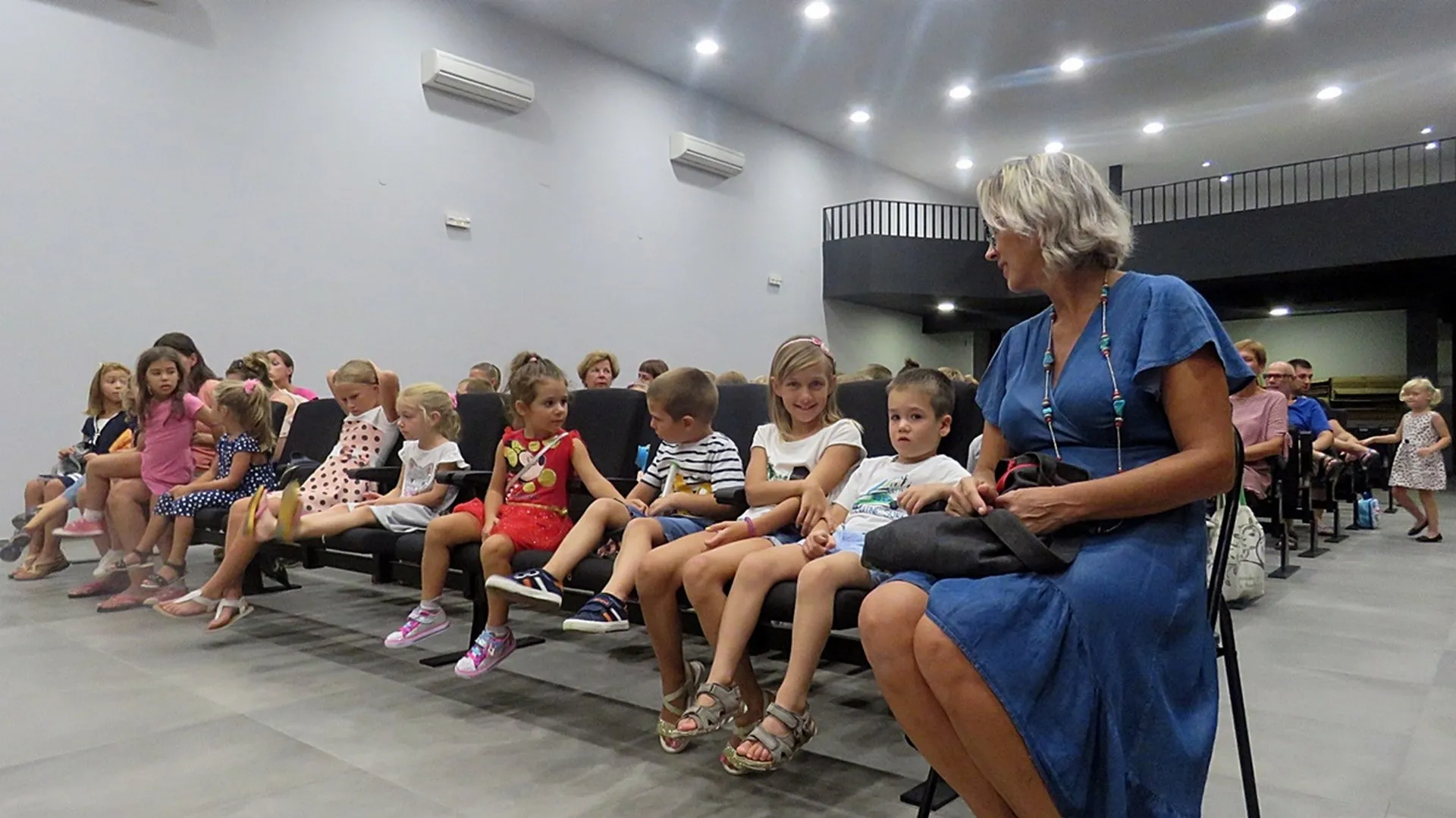 Crni mačak, bijela mačka i Sivka