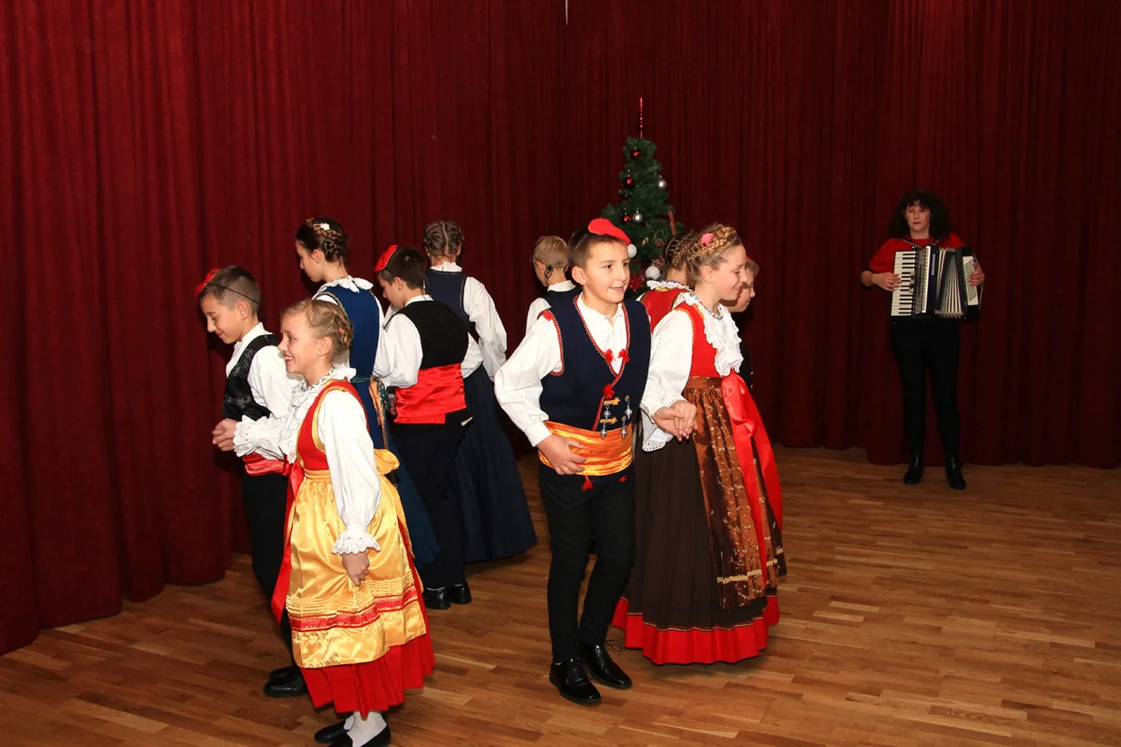 Najljepši poklon naših najmlađih i njihovih teta, učitelja i voditelja!