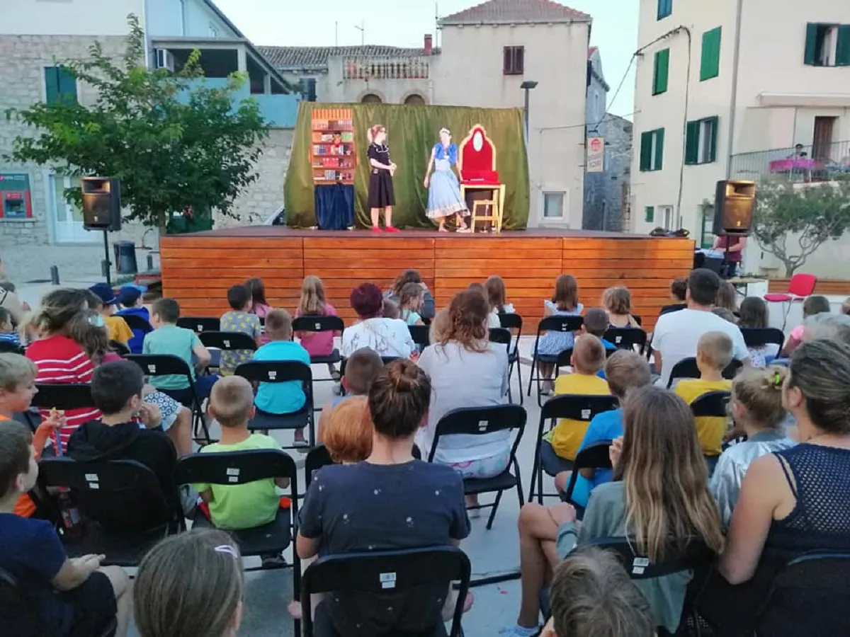 Predstava za djecu "Kraljević Čuperko" oduševila male Betinjane