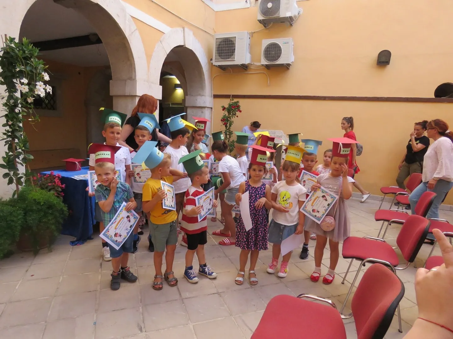 Naši mali, diplomirani Englezi!