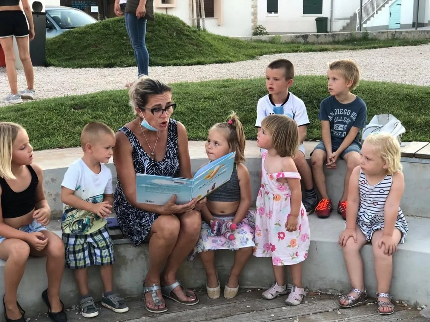 Razigrani utorak u društvu Oblaka u žutom kaputu!