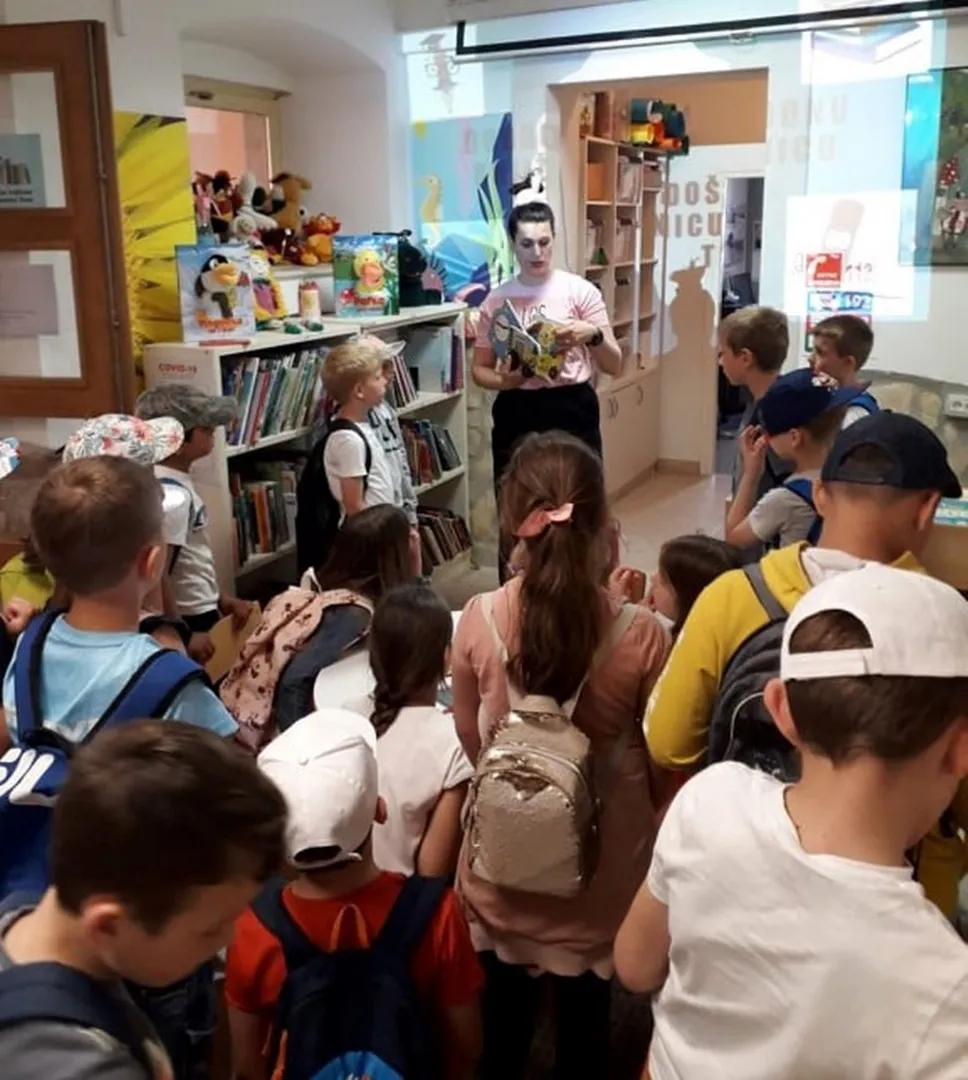 Posjet knjižnici učenika OŠ Murterski škoji i PŠ Betina