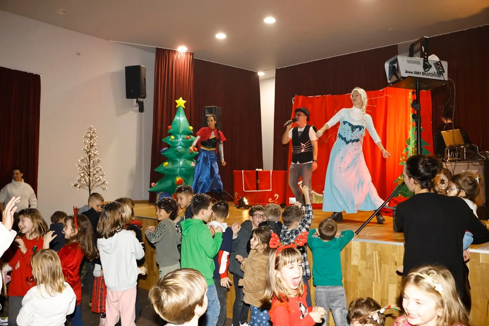 Zimska čarolija Šarenka i prijatelja i darivanje Djeda Božićnjaka!