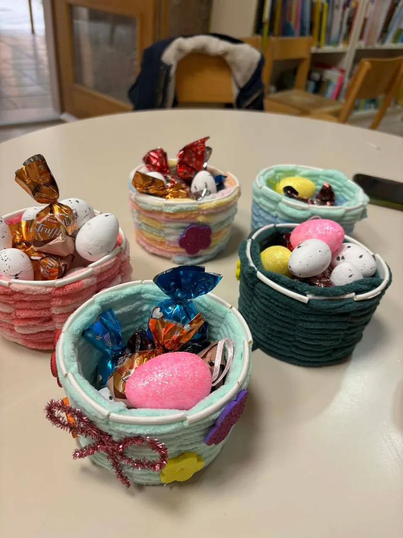 Večeras smo na radionici pustili mašti na volju i izrađivali vesele, šarene košarice za uskršnja jaja